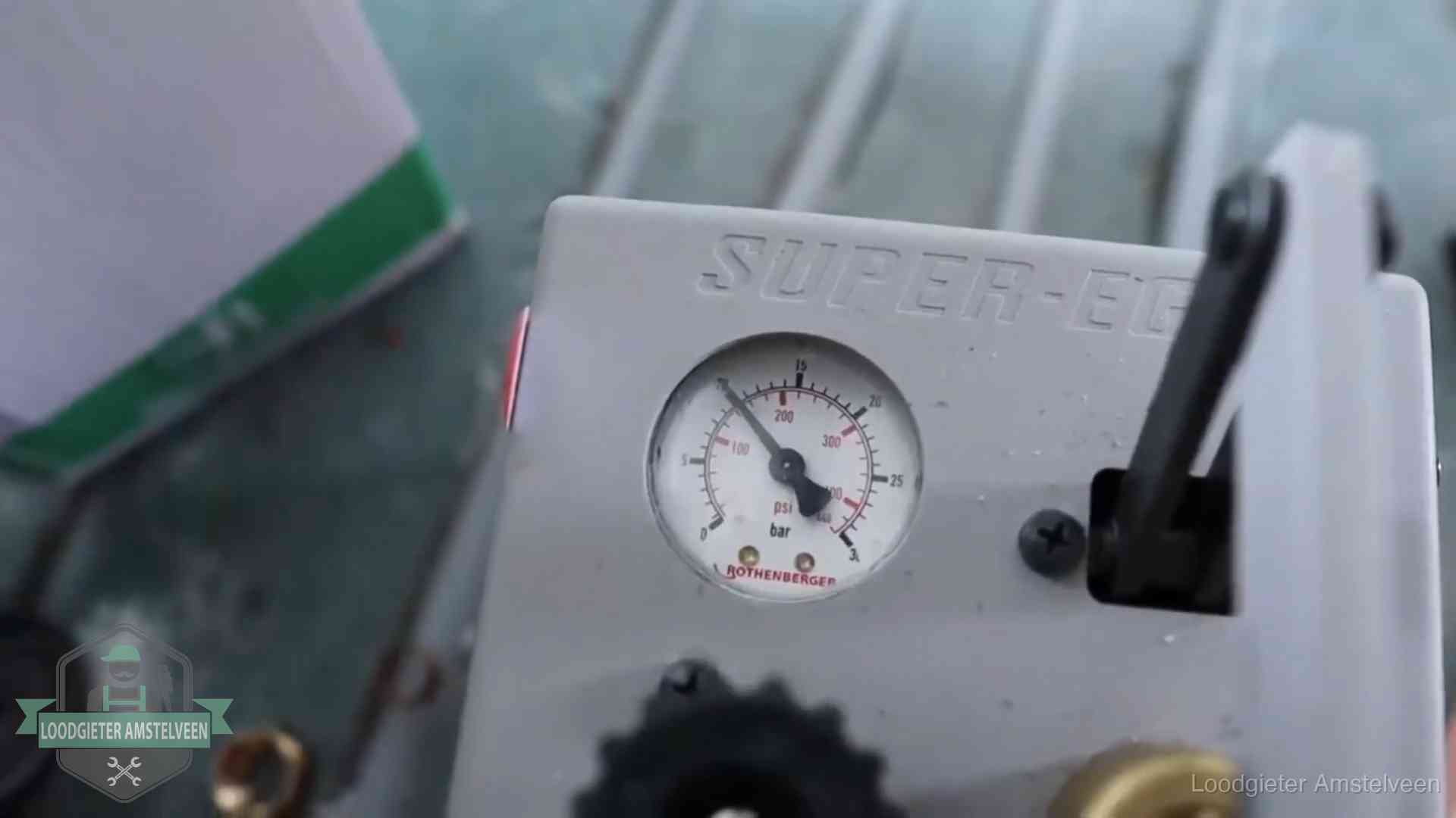 Verzekerd en aansprakelijk in Amstelveen Manometer van een afperspomp bij controle van nieuw leidingwerk in Amstelveen