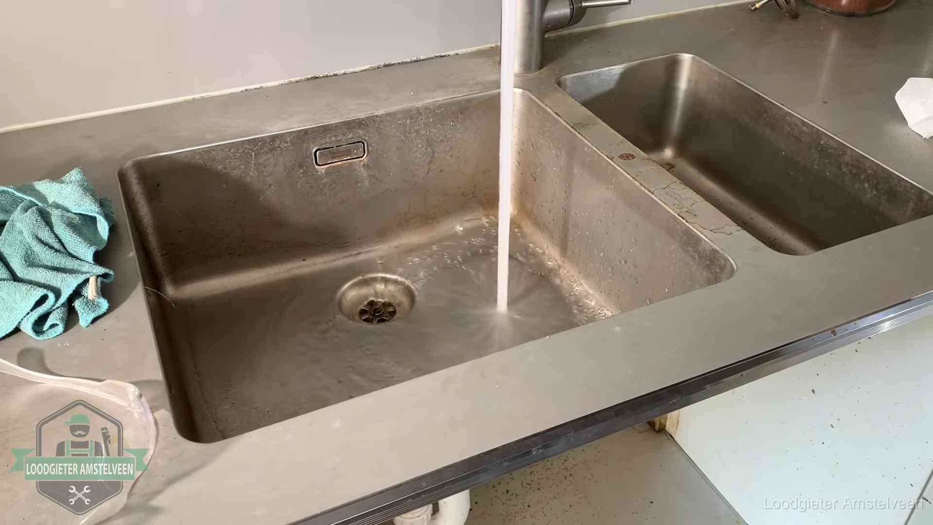 Doorstroomtest van de afvoer bij een gootsteen in Amstelveen