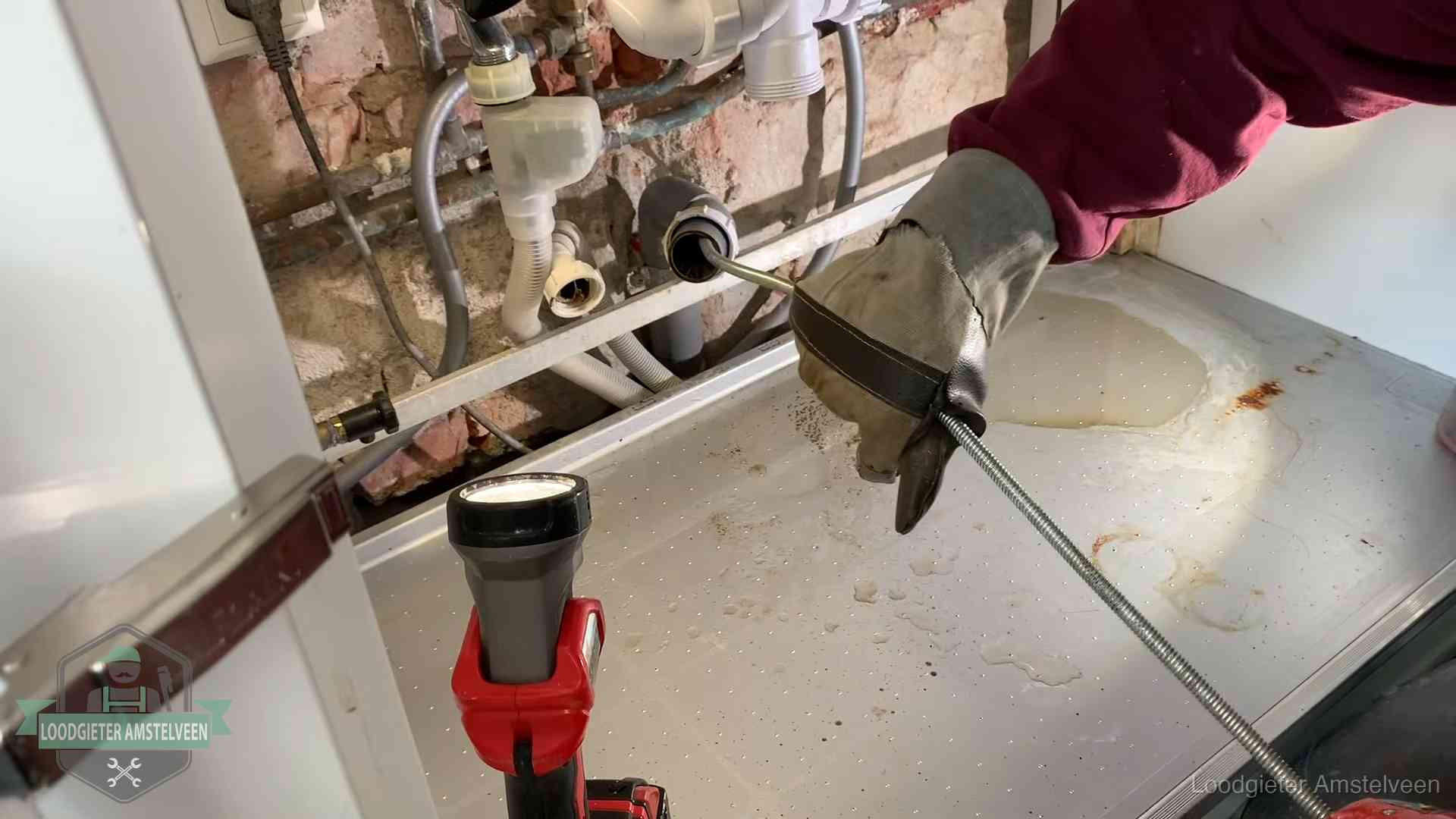 Ontstoppingsveer wordt preventief door een afvoeraansluiting gehaald in Amstelveen