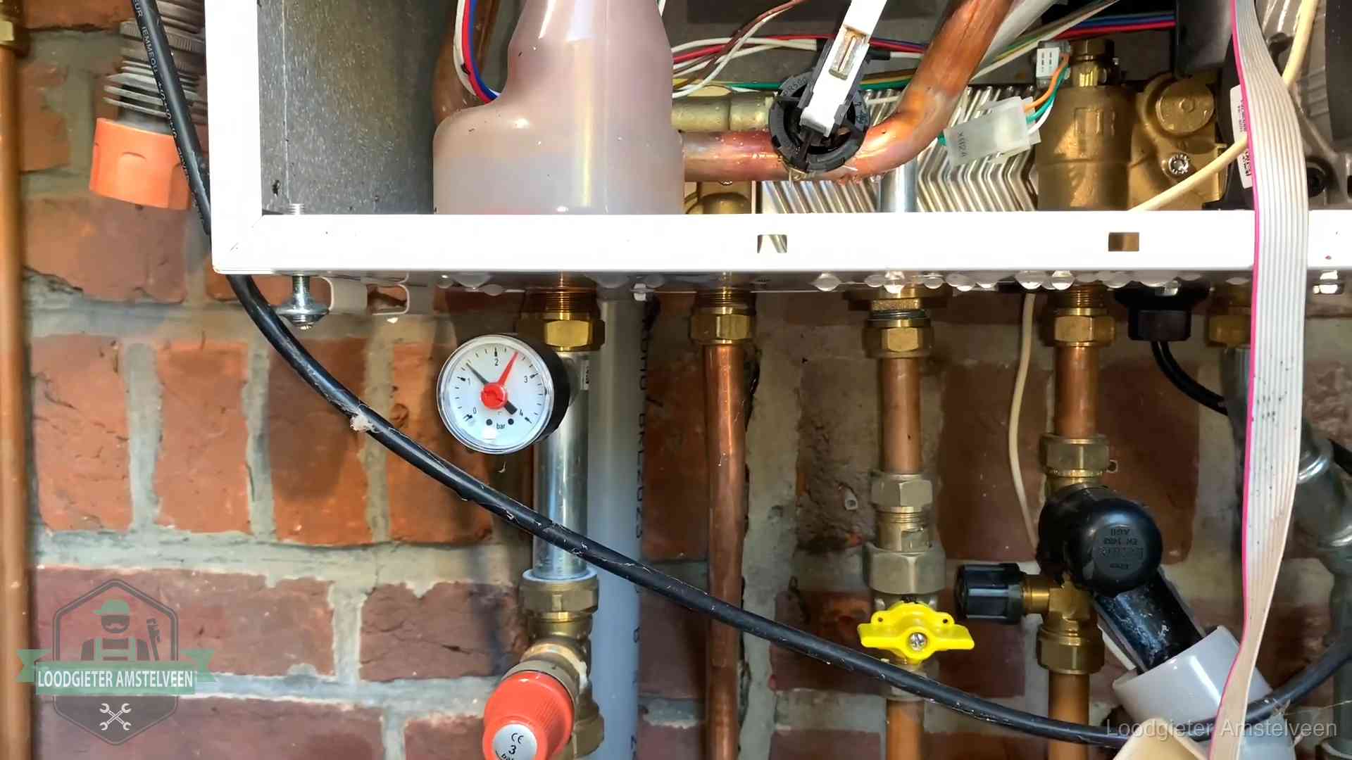 Cv-ketel verliest druk in Amstelveen Manometer en aansluitleidingen onder een cv-ketel in Amstelveen bij controle op drukverlies