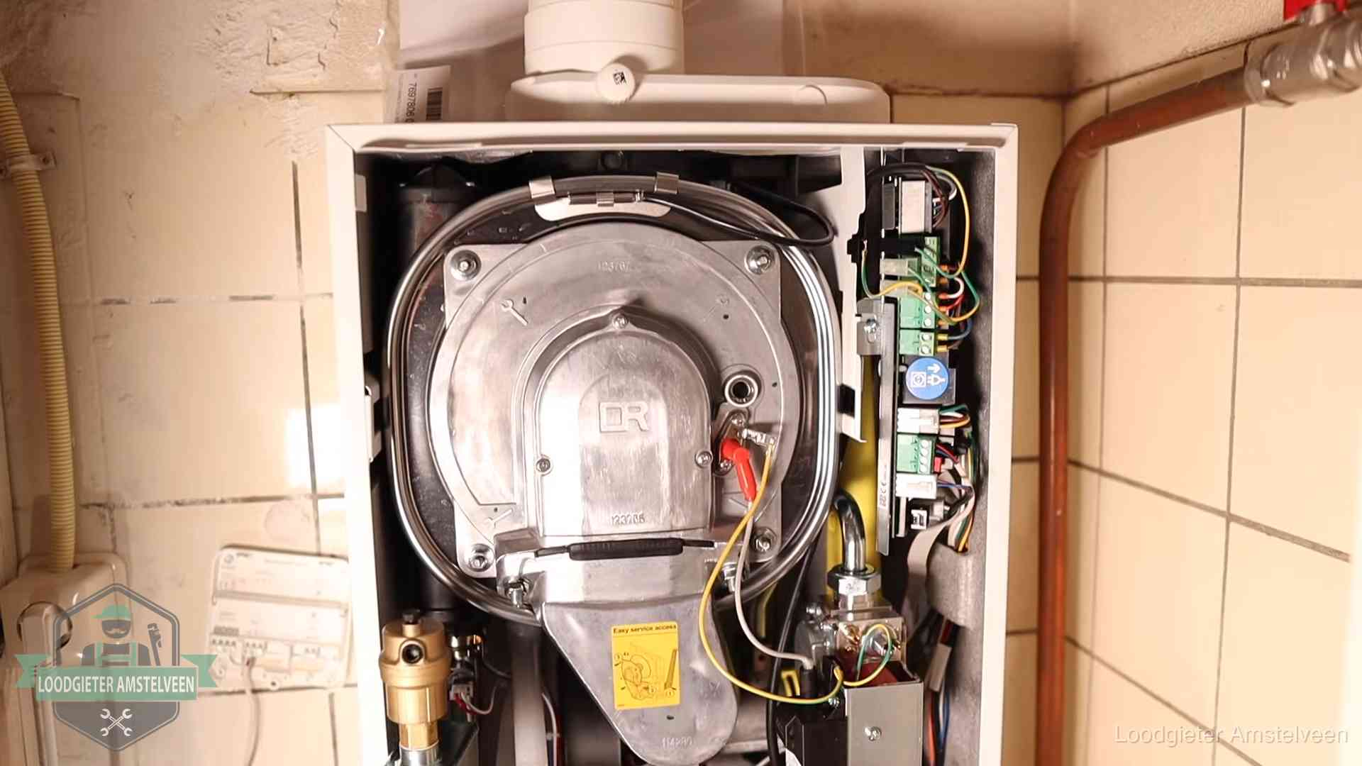 Geopende cv-ketel met warmtewisselaar tijdens periodiek onderhoud in Amstelveen