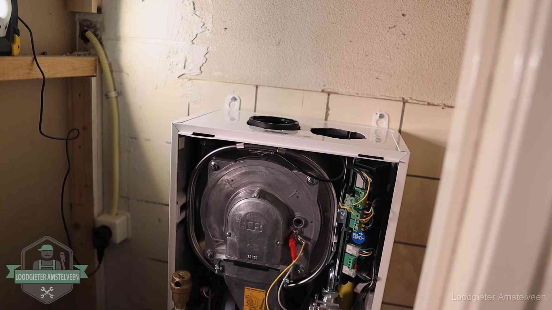 Geopende cv-ketel tijdens een onderhoudsbeurt in Amstelveen, met brander en warmtewisselaar zichtbaar