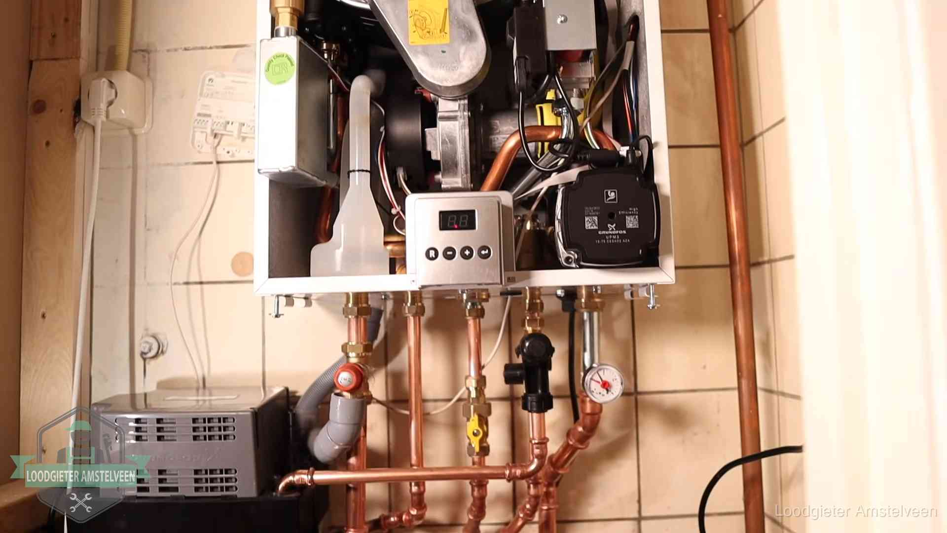 Geopende cv-ketel met brander en cv-pomp tijdens een onderhoudsbeurt in Amstelveen
