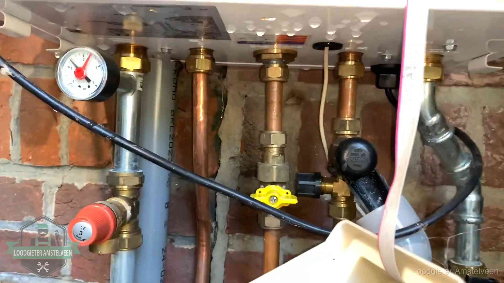 Onderaansluitingen van een cv-ketel met manometer en gaskraan in Amstelveen