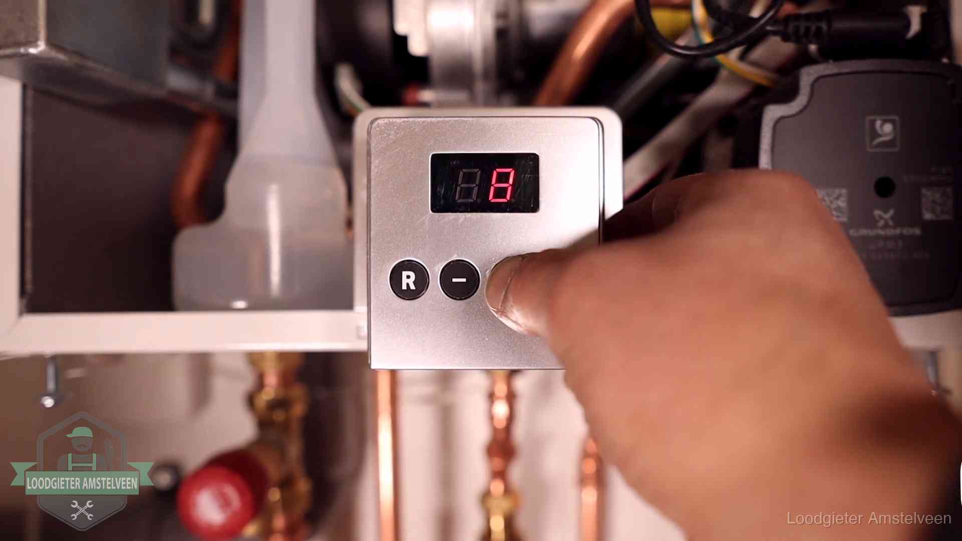 Monteur bedient het display van een cv-ketel bij een storing in Amstelveen