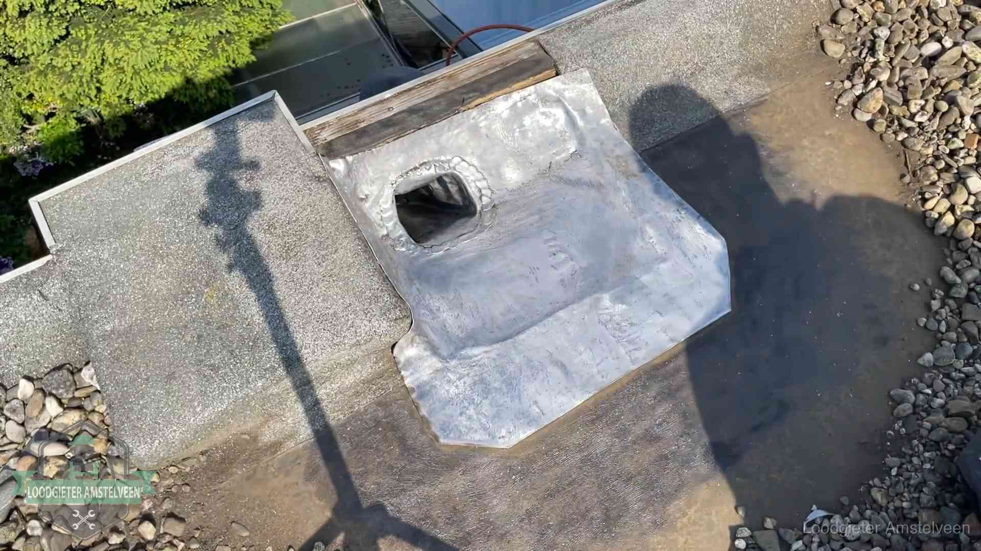 Vers afgedichte dakdoorvoer met lood en zink op een plat dak in Amstelveen