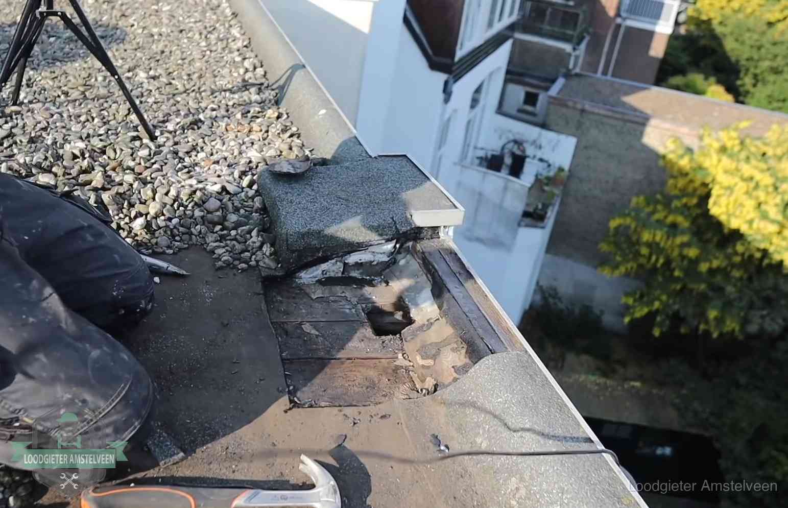 Opengelegde dakrand met verrot dakbeschot door een langdurige daklekkage in Amstelveen