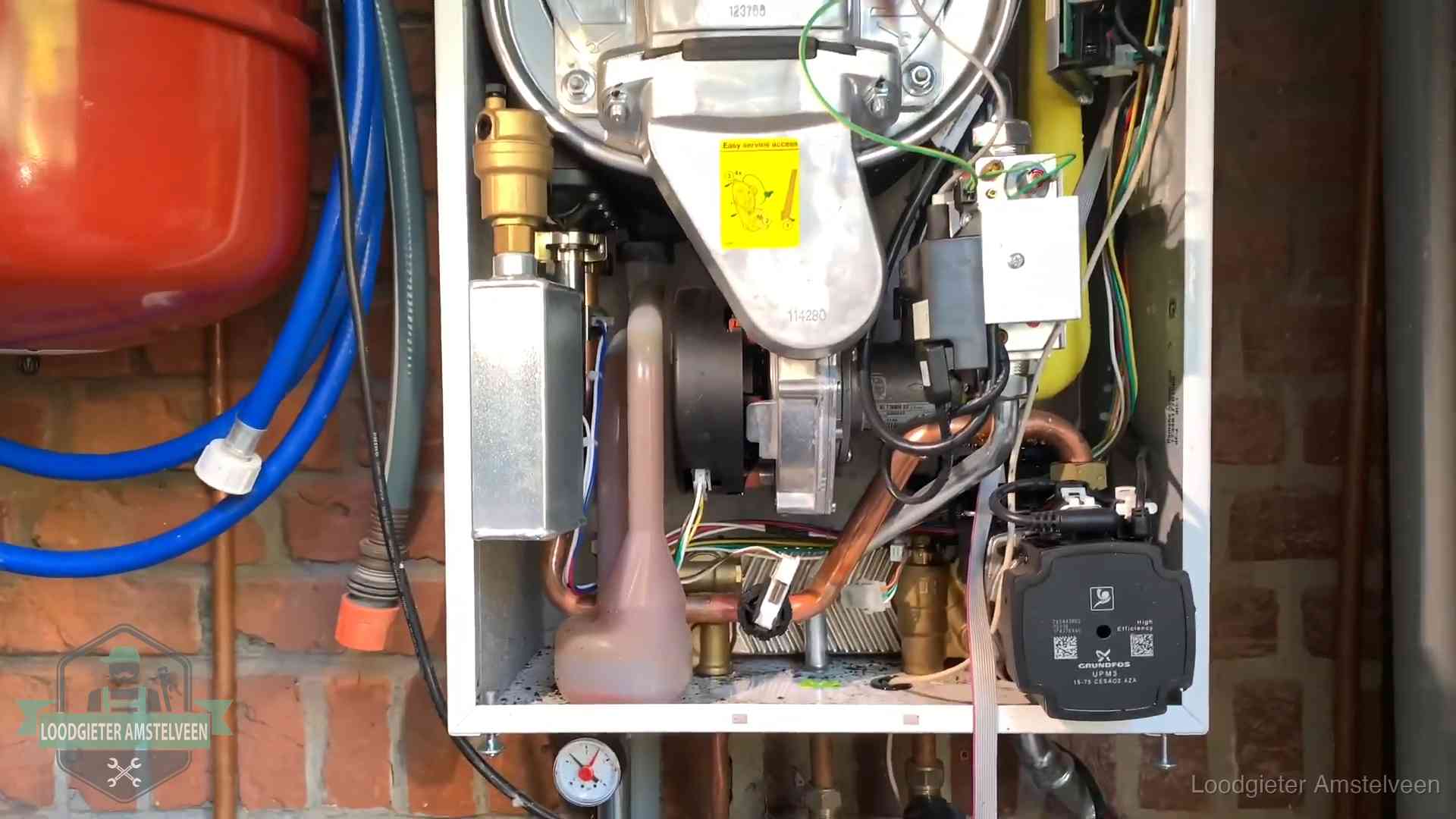 Geopende cv-ketel met rood expansievat in een woning in Amstelveen