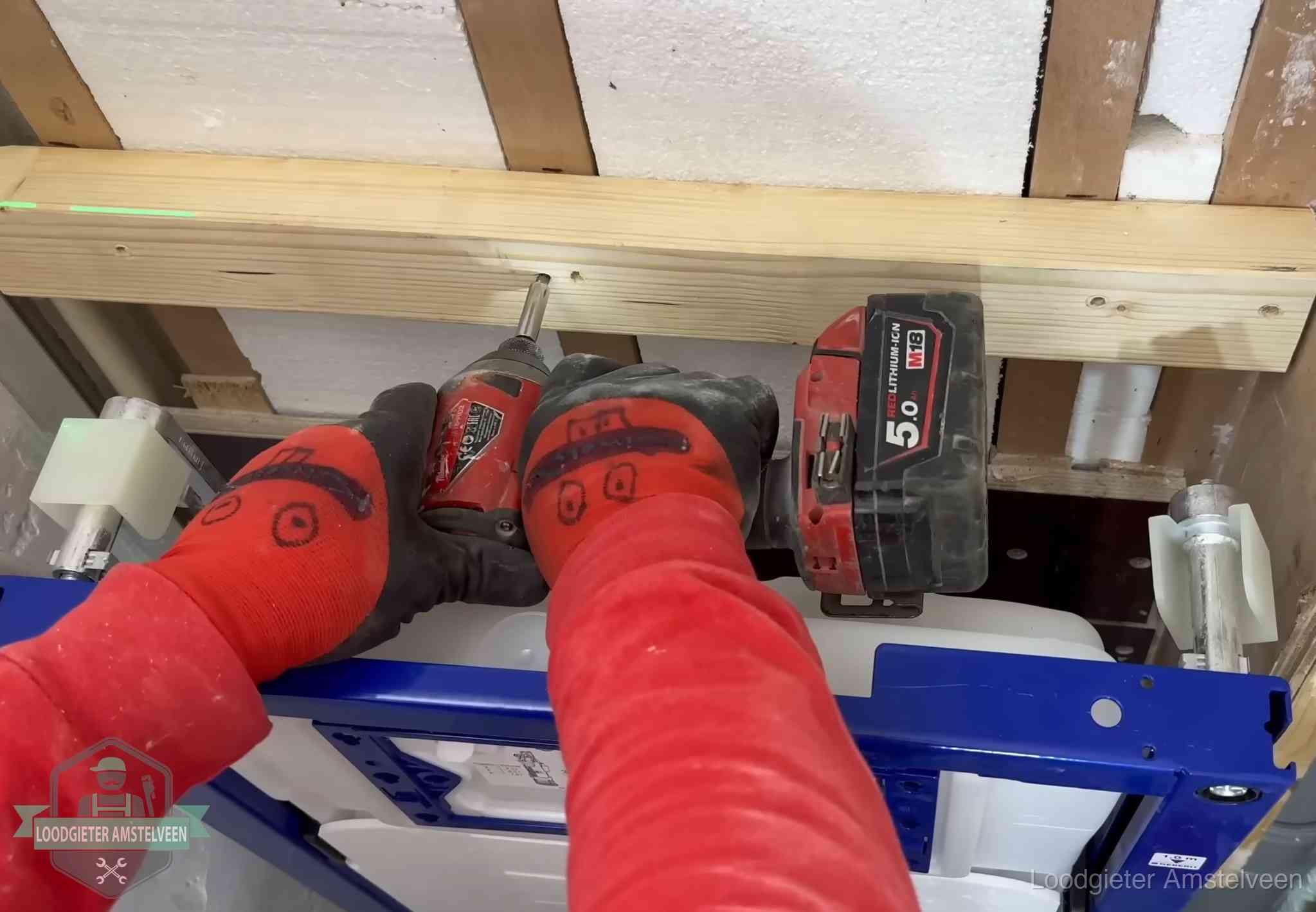 Fout in de wc-installatie opsporen in Amstelveen Monteur bevestigt een inbouwreservoir voor een hangend toilet in Amstelveen