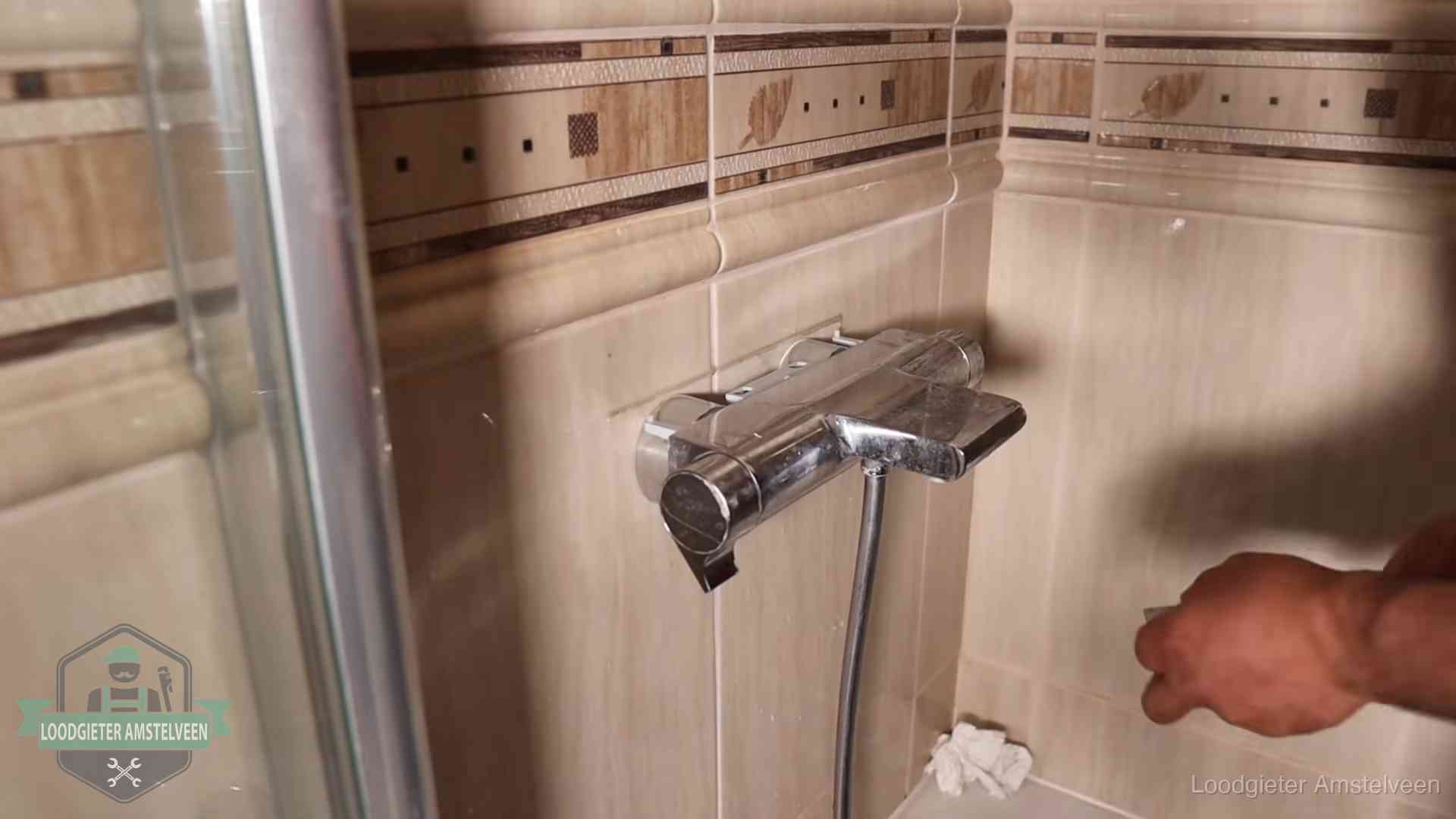 Verkalkte douche-mengkraan in Amstelveen, hetzelfde kalk dat zich in de warmtewisselaar afzet