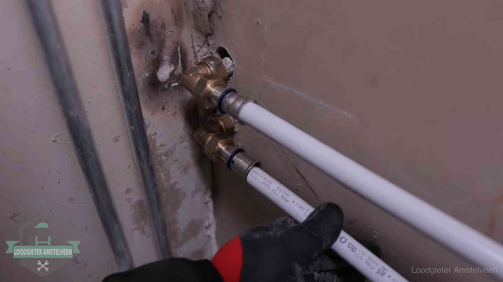 Kwaliteitsnormen voor loodgieterswerk in Amstelveen Meerlagenbuizen met keurmerk en rvs persfittingen op muuraansluitingen in Amstelveen