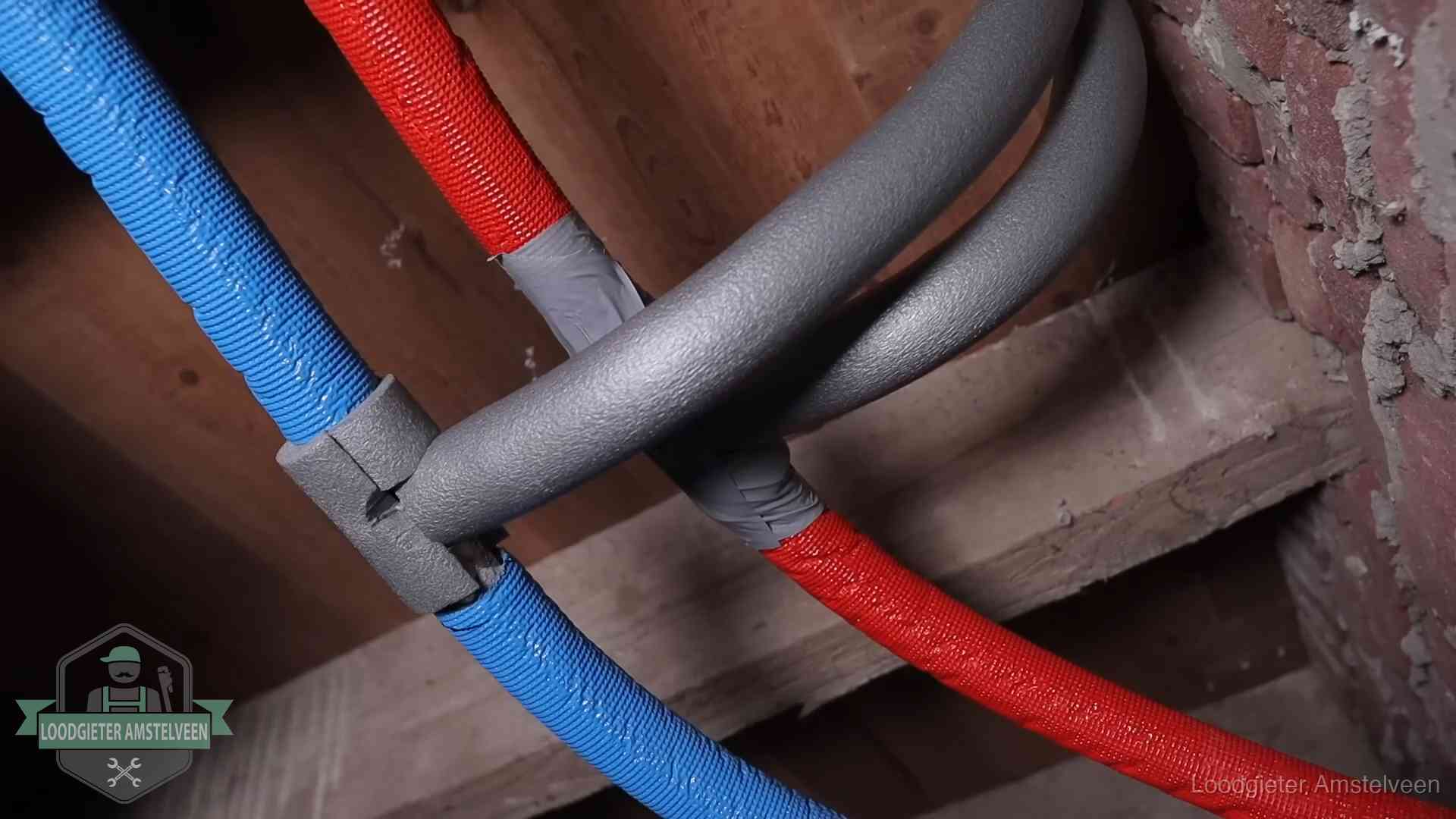 Bevroren leidingen voorkomen in Amstelveen Geïsoleerde waterleidingen langs houten balken tegen bevriezing in Amstelveen