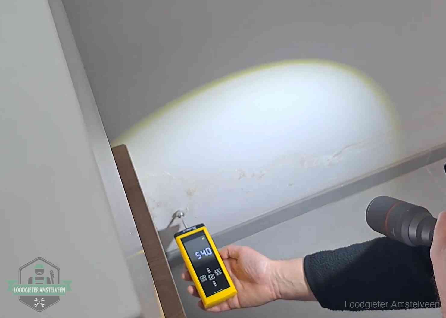 Lekdetectie-technieken in Amstelveen Vochtmeter tegen een natte wand met lekkagesporen in Amstelveen