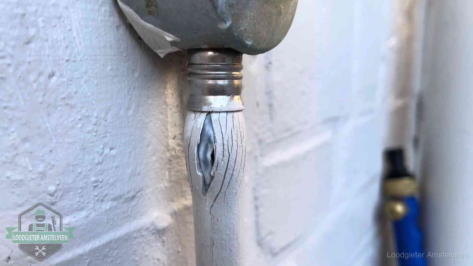 Wanneer lekdetectie in Amstelveen Oude waterleiding in Amstelveen waar de verf openscheurt, een stille aanwijzing voor een beginnend lek