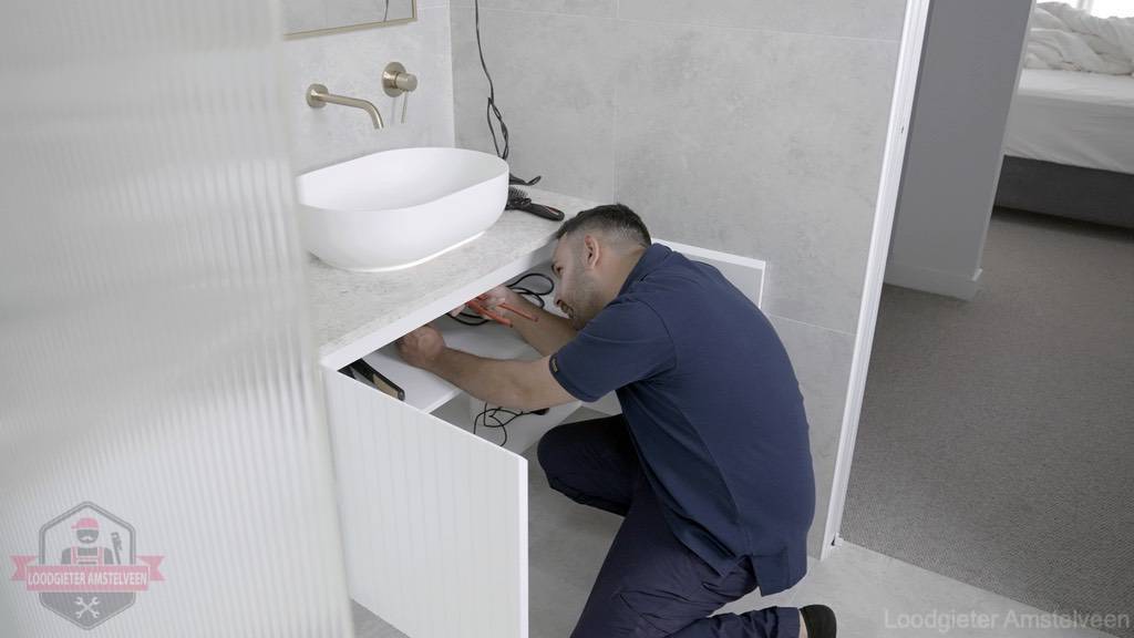 Loodgieter Aan Het Werk In Badkamer Loodgieter Aan Het Werk In Badkamer