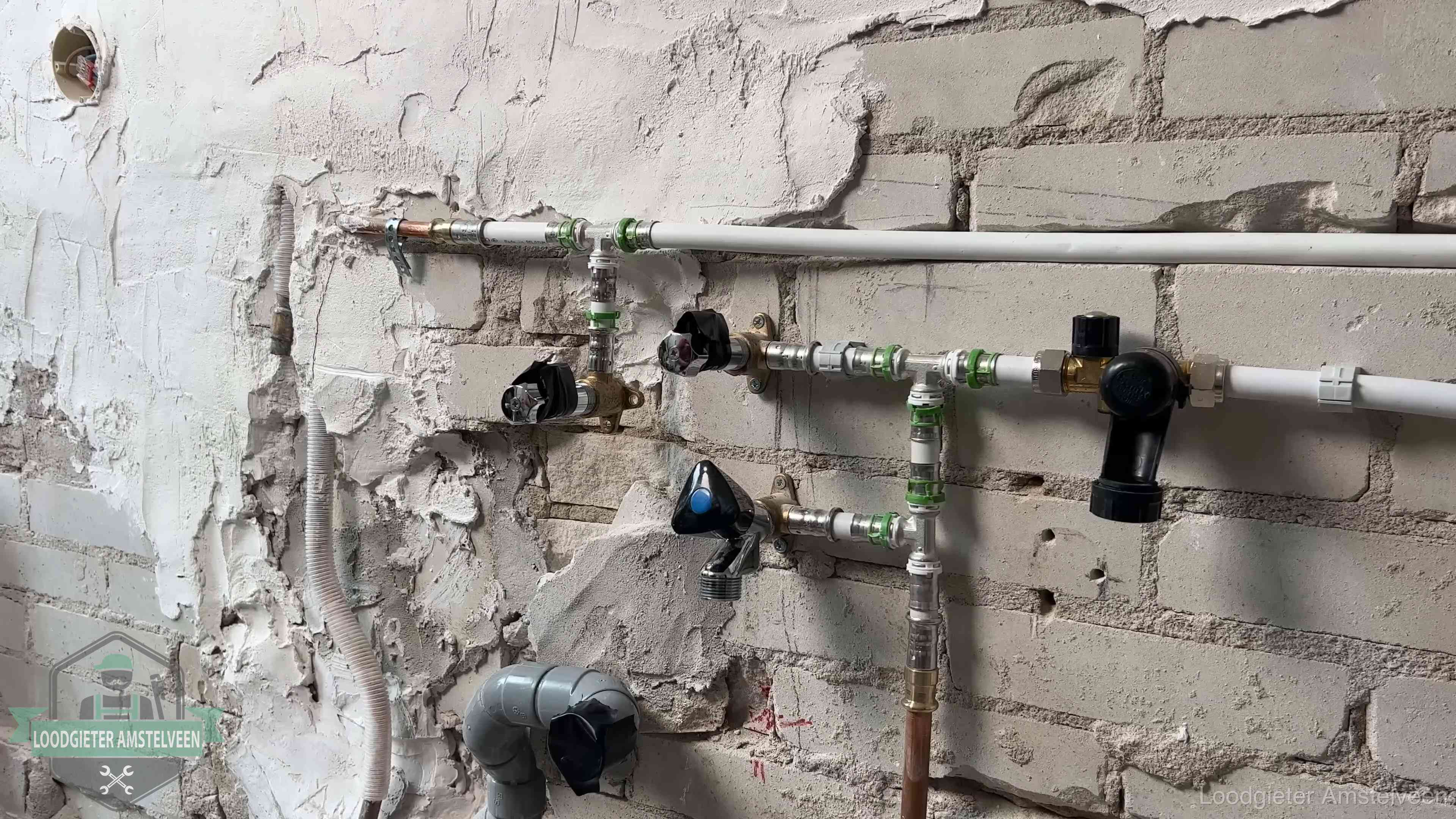 Diensten van ons loodgietersbedrijf in Amstelveen Nieuw aangelegd leidingwerk met persfittingen tijdens een verbouwing in Amstelveen