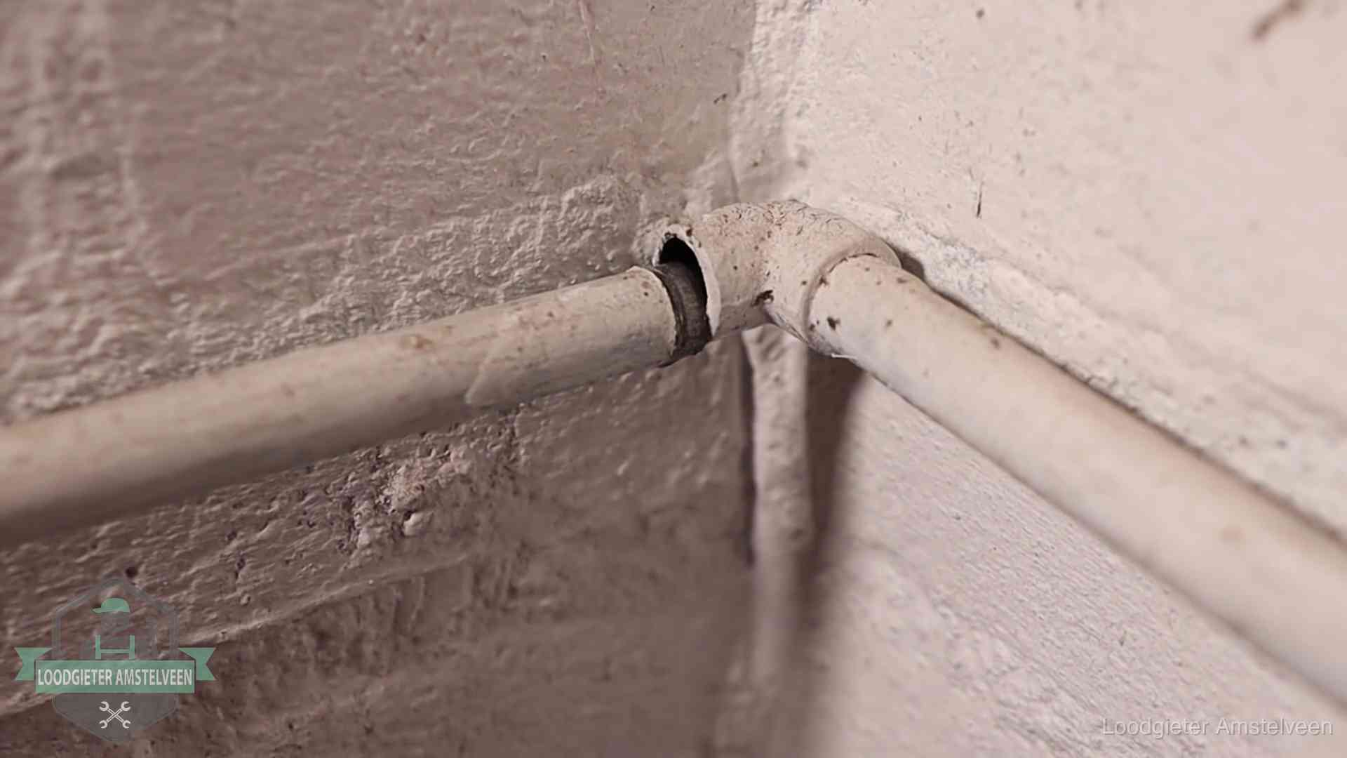 Oude waterleidingen en verborgen lekkage in Amstelveen Oude geverfde waterleiding met een losliggende fitting in een woning in Amstelveen
