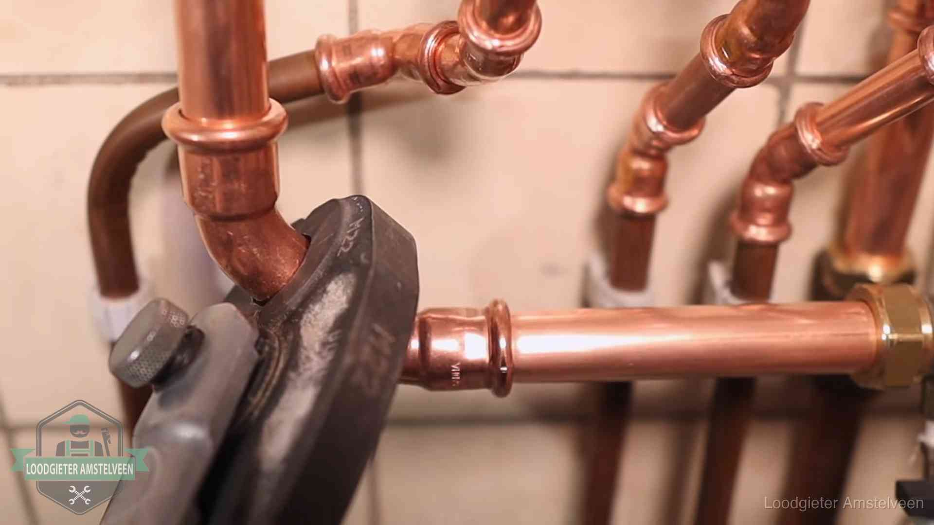 Werkwijze van ons loodgietersbedrijf in Amstelveen Persmachine perst een koperen fitting op nieuw leidingwerk in Amstelveen