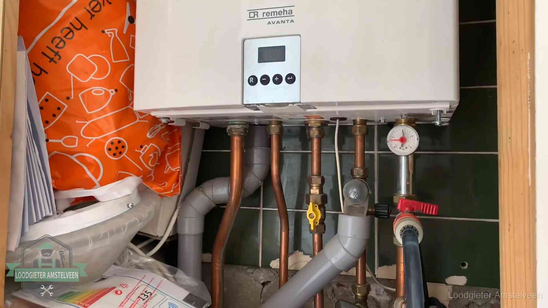 Oudere Remeha cv-ketel in een ketelkast in een woning in Amstelveen