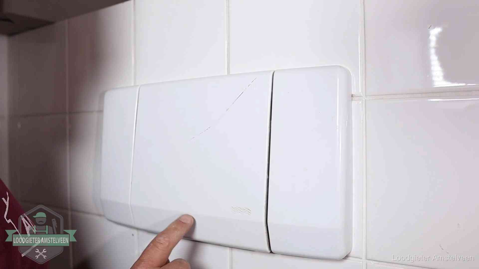 Oorzaken van een verstopte wc in Amstelveen Bedieningspaneel van een inbouwreservoir van een hangend toilet in Amstelveen