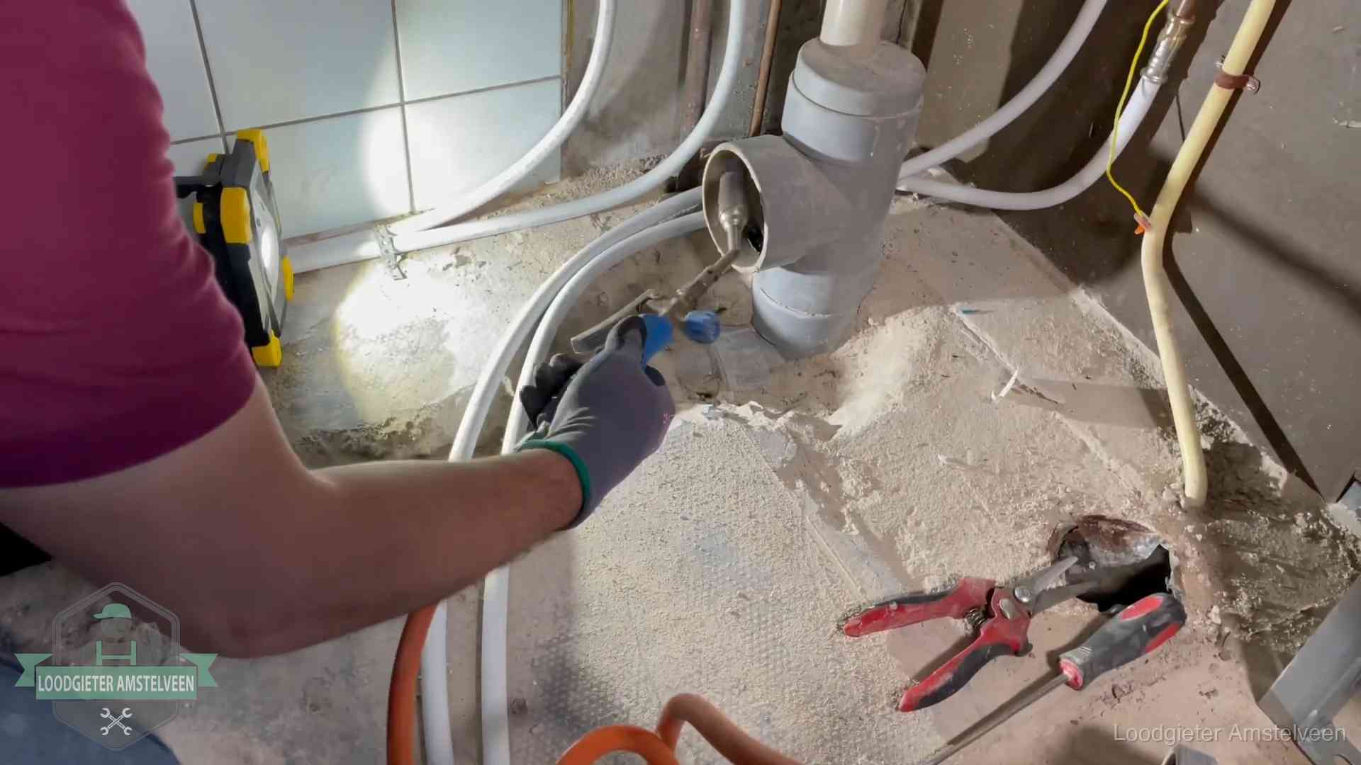 Standleiding en gedeelde leidingen in Amstelveen Loodgieter werkt aan leidingen bij een pvc-standleiding in een appartement in Amstelveen