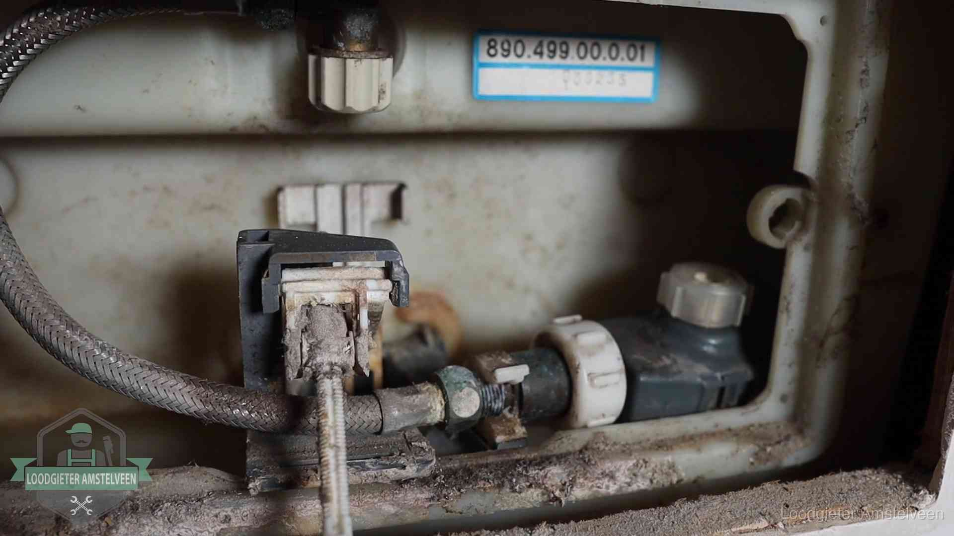Stortbak en spoelmechanisme in Amstelveen Verkalkt binnenwerk van een stortbak met vlotterkraan in Amstelveen