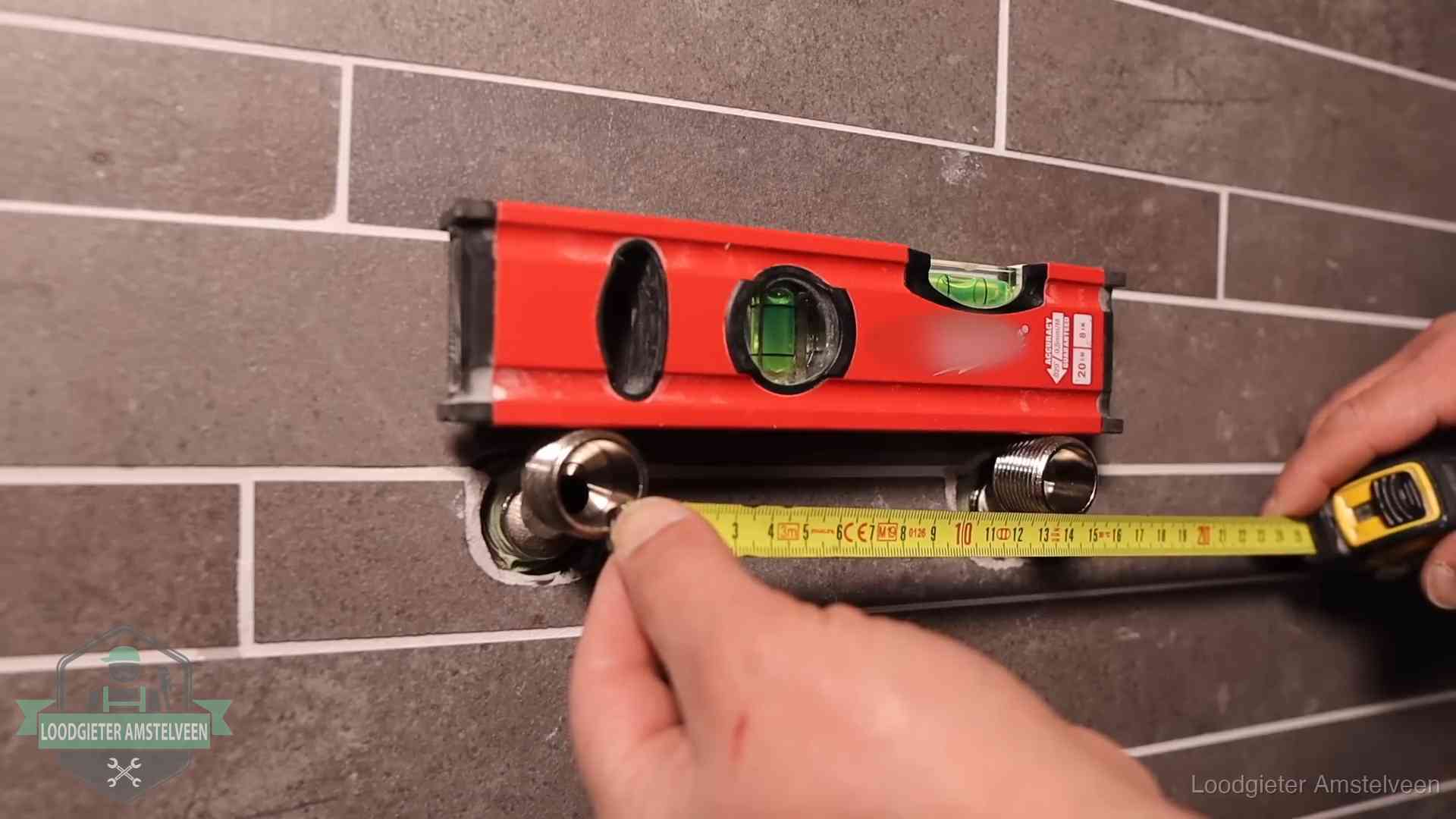 Kwaliteit en je vangnet als klant in Amstelveen Waterpas en duimstok bij kraan-aansluitpunten in een badkamer in Amstelveen