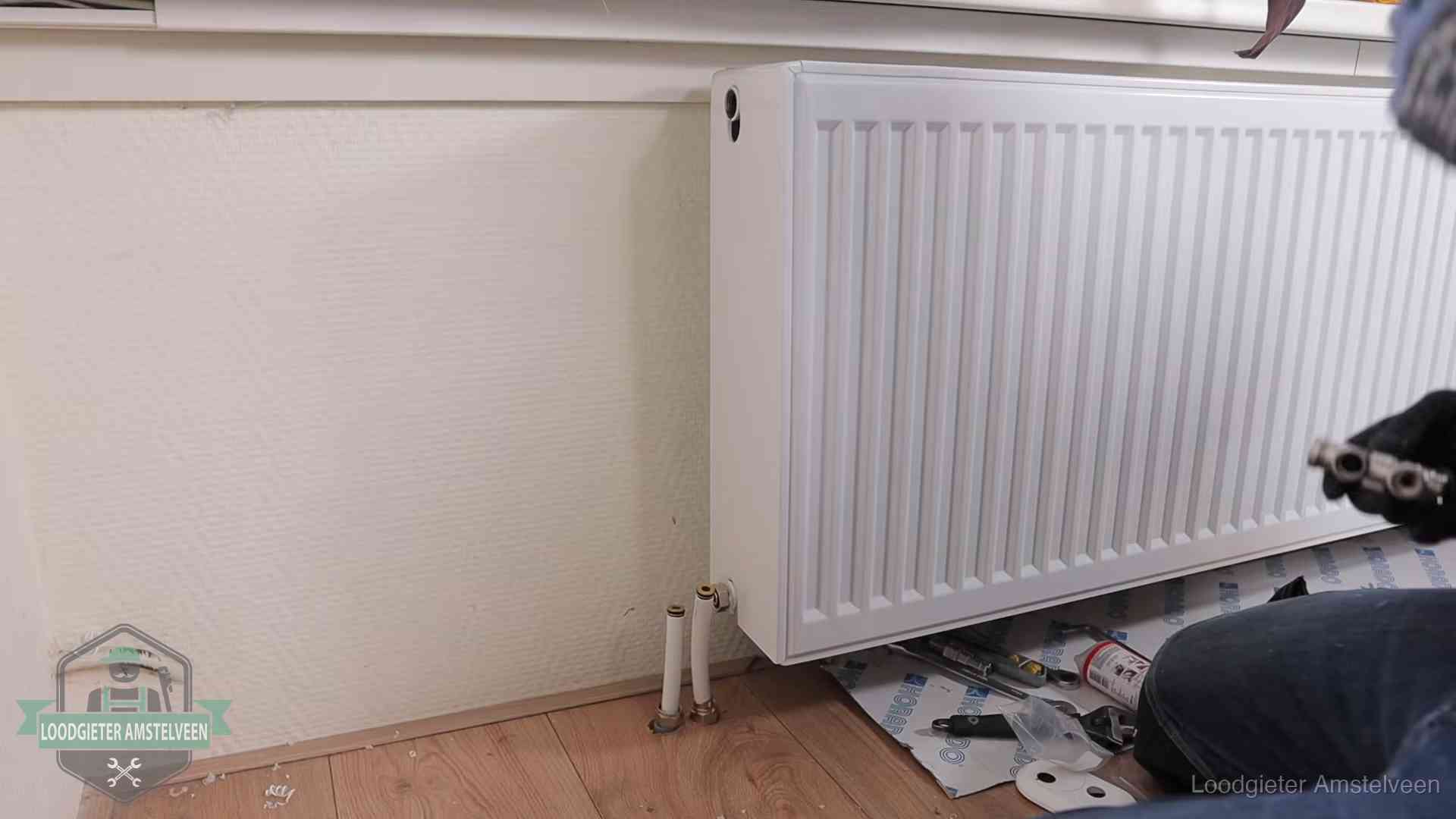 Nieuw gemonteerde radiator in een woonkamer in Amstelveen