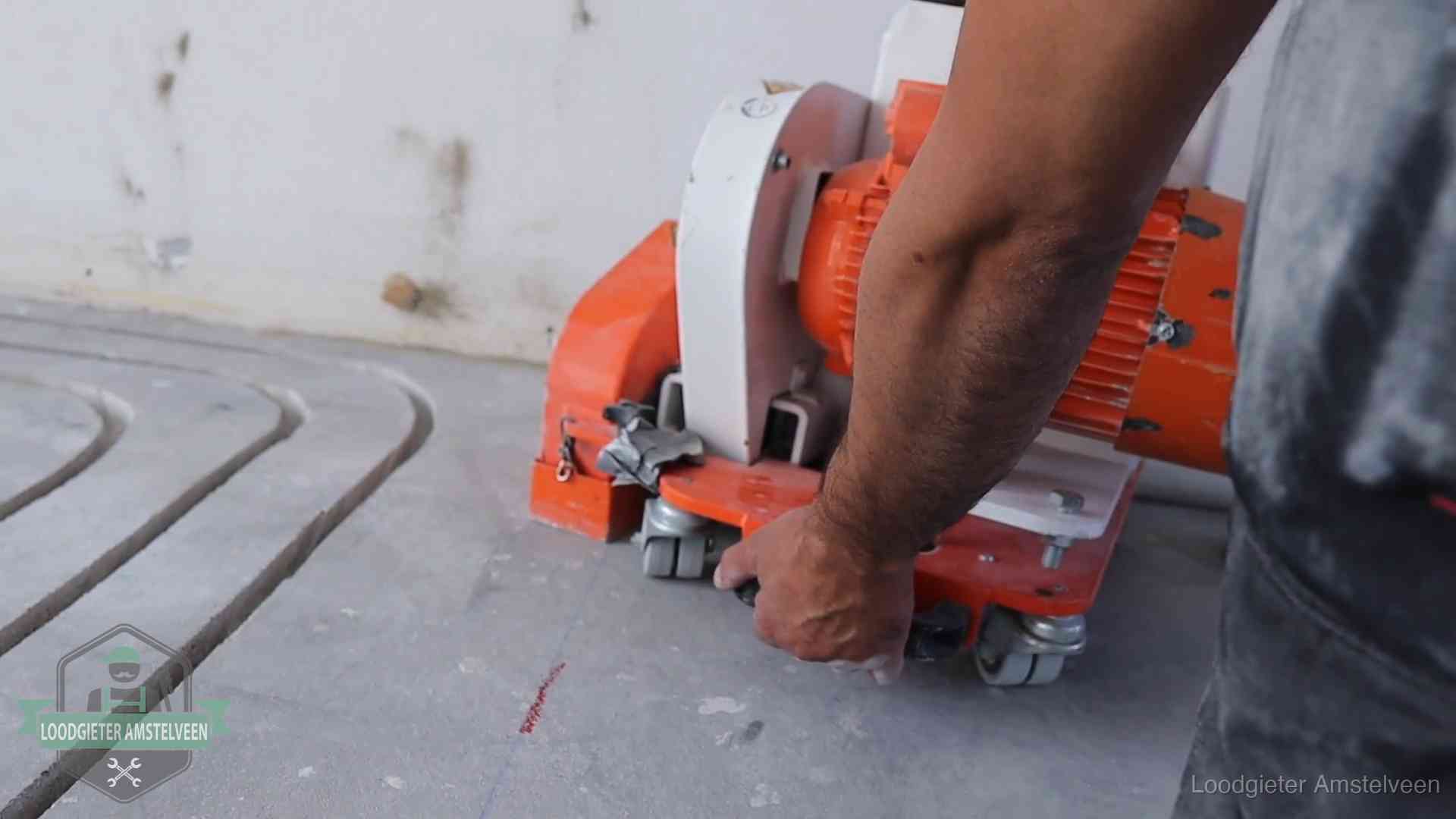 Lekkage in de vloerverwarming opsporen in Amstelveen Sleuvenpatroon voor vloerverwarming in de dekvloer van een woning in Amstelveen