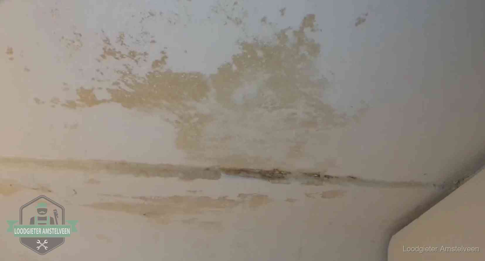 Watervlekken op een plafond in Amstelveen, schade die je bij de verzekering meldt