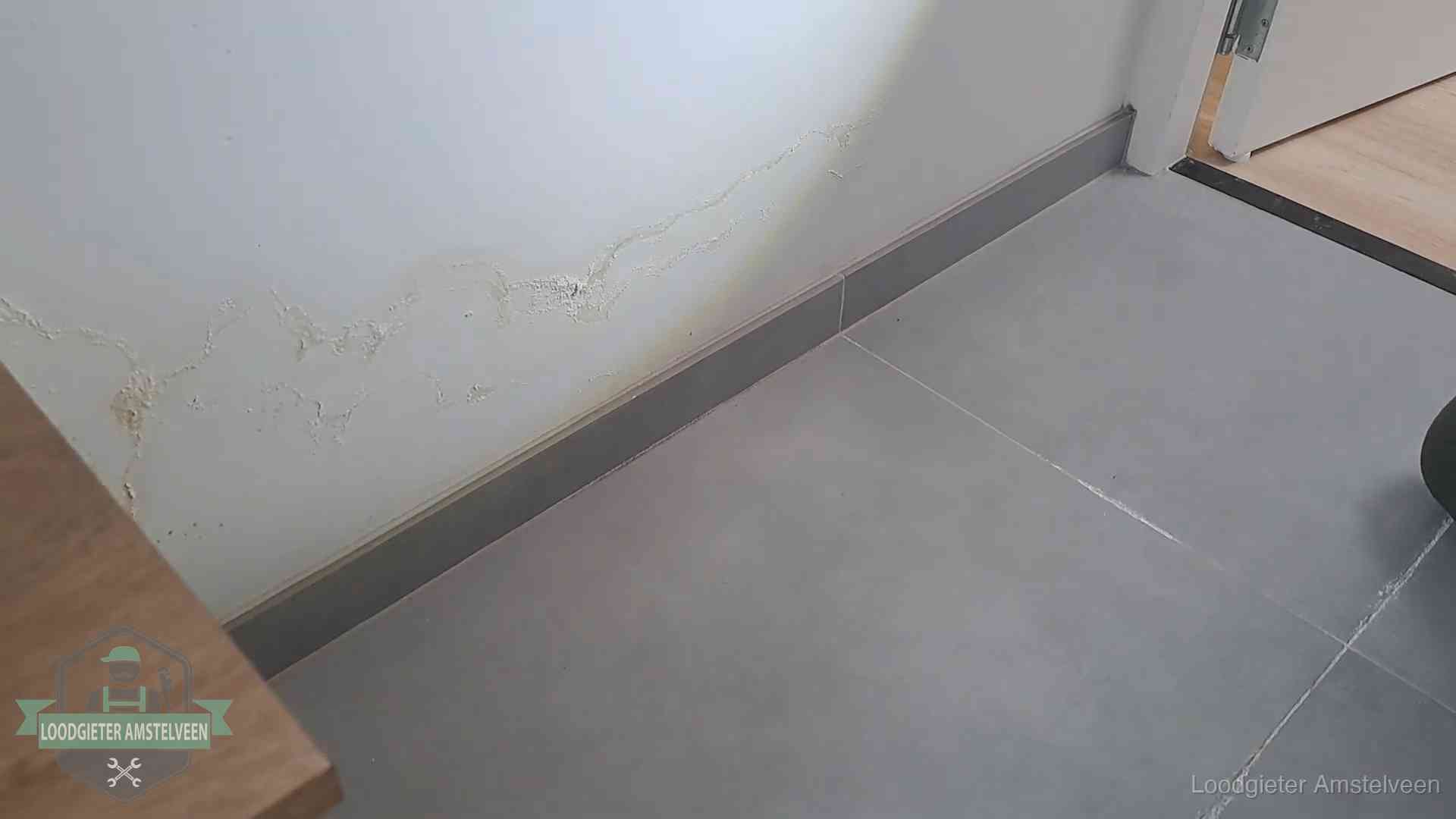Waterschade met kalkuitbloeiing op een binnenwand in Amstelveen, vastgelegd voor de verzekering