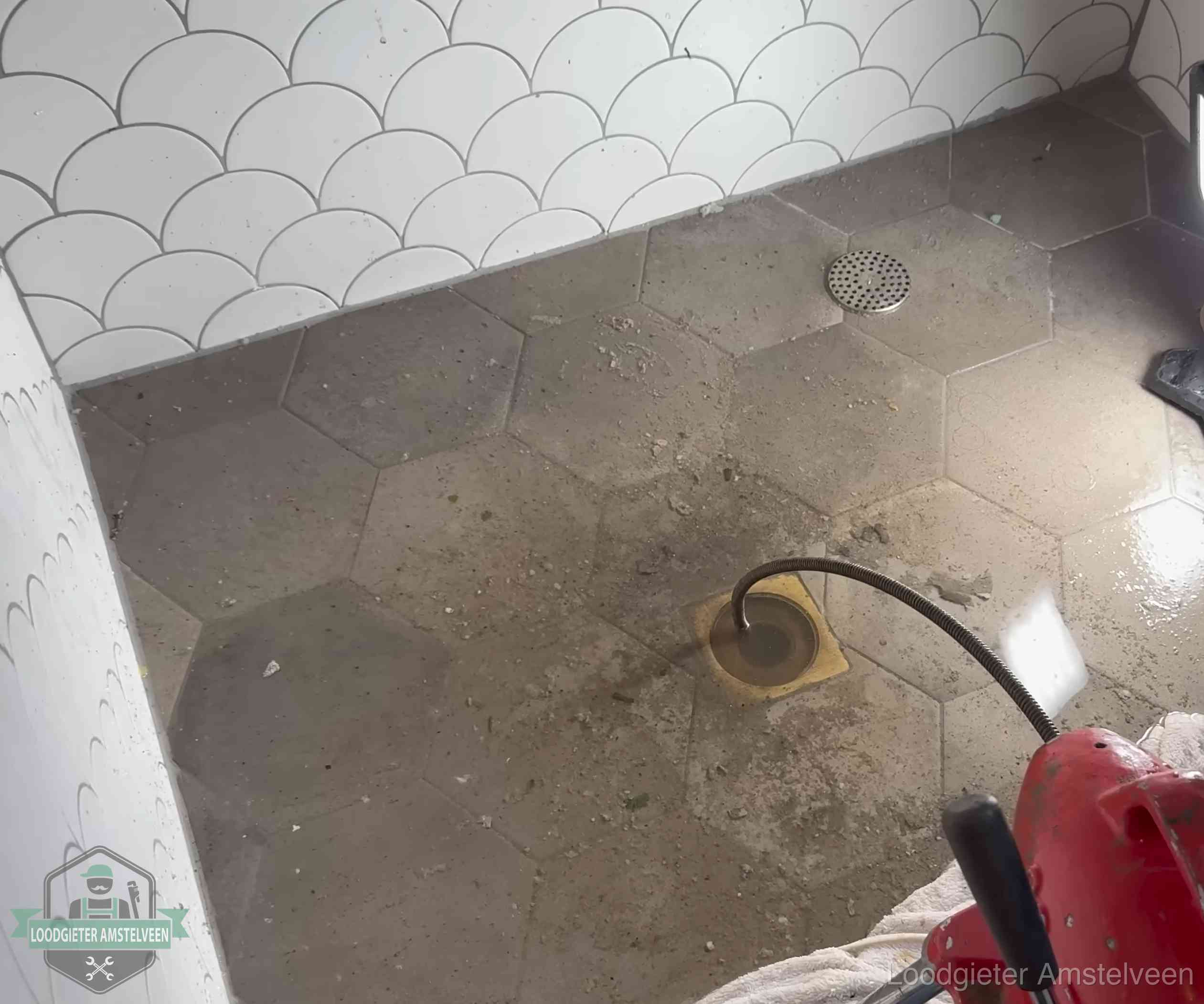 Stank uit wc of vloerput in Amstelveen Vloerput met waterslot in een badkamer in Amstelveen, een bron van stank als het waterslot droogstaat