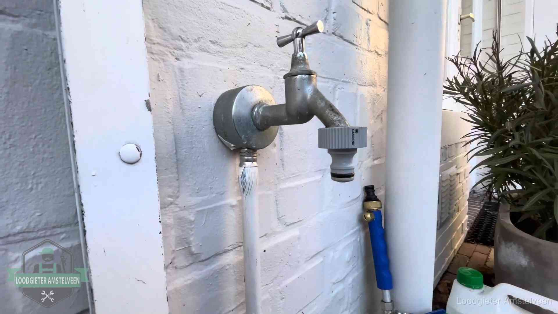 Hoge waterrekening in Amstelveen Buitenkraan met slangaansluiting bij een woning in Amstelveen, sluipverbruik zie je terug op de waterrekening