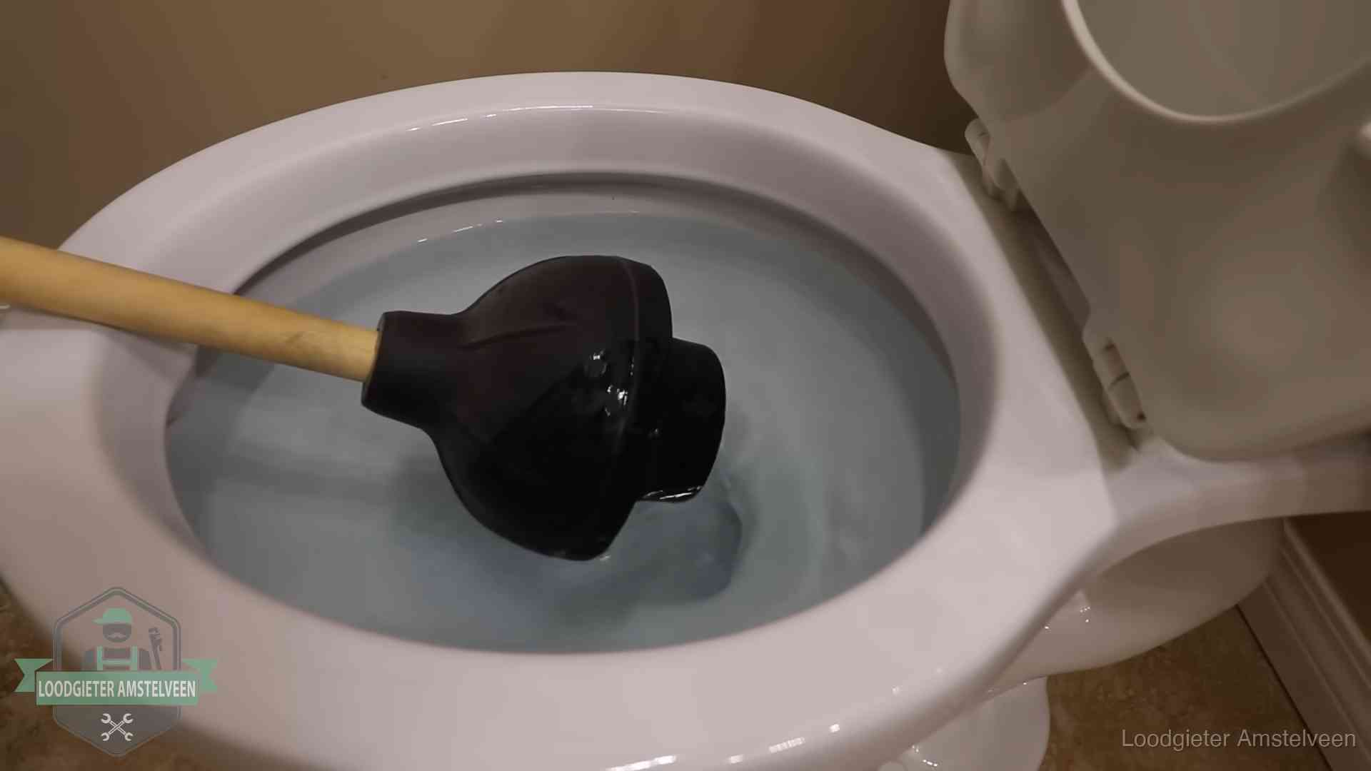 Wc vol water in Amstelveen Plopper in een wc-pot die vol water staat in Amstelveen