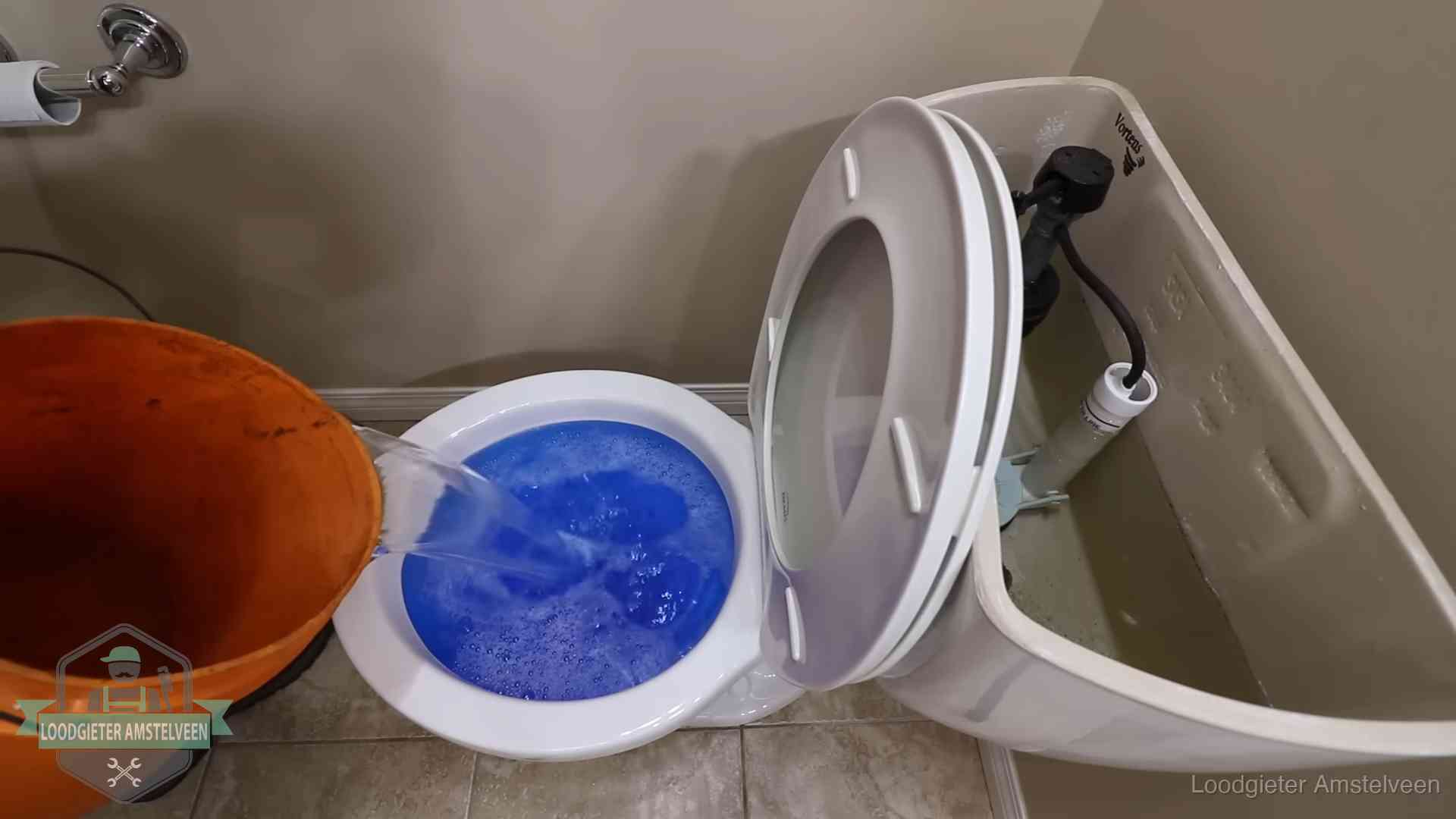 Water komt omhoog in de wc in Amstelveen Water bij de wc-pot wordt met een emmer weggewerkt om schade te beperken in Amstelveen
