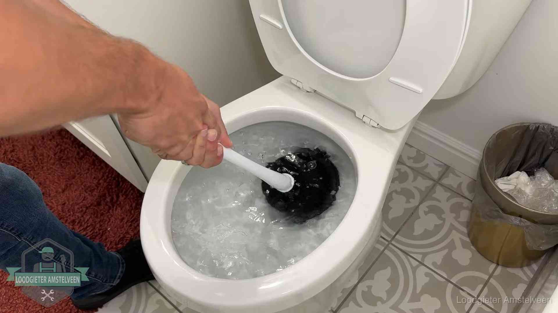 Zelf je wc ontstoppen in Amstelveen Zelf de wc ontstoppen met een plopper in Amstelveen, het water kolkt in de pot