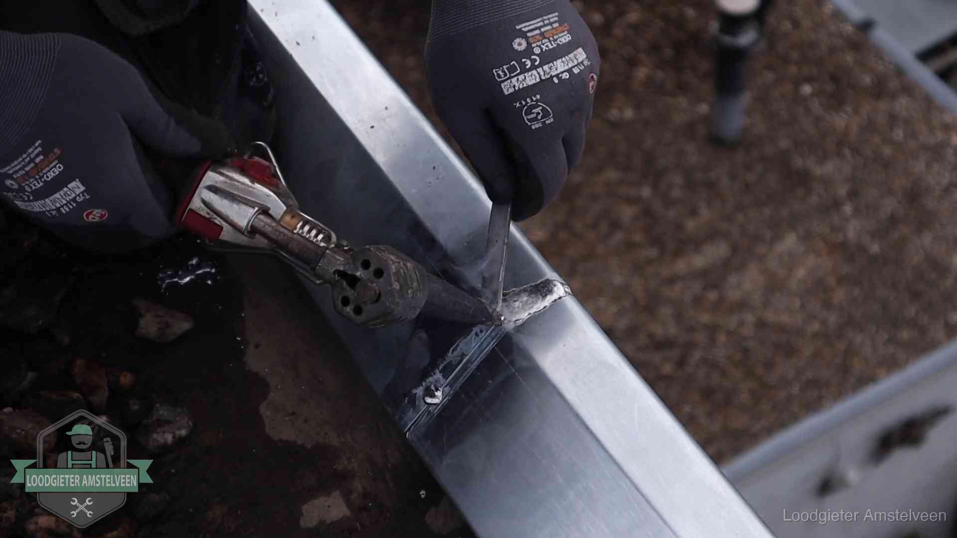 Zinken naad solderen op een dak in Amstelveen, vakwerk waar het bij zelf repareren vaak misgaat