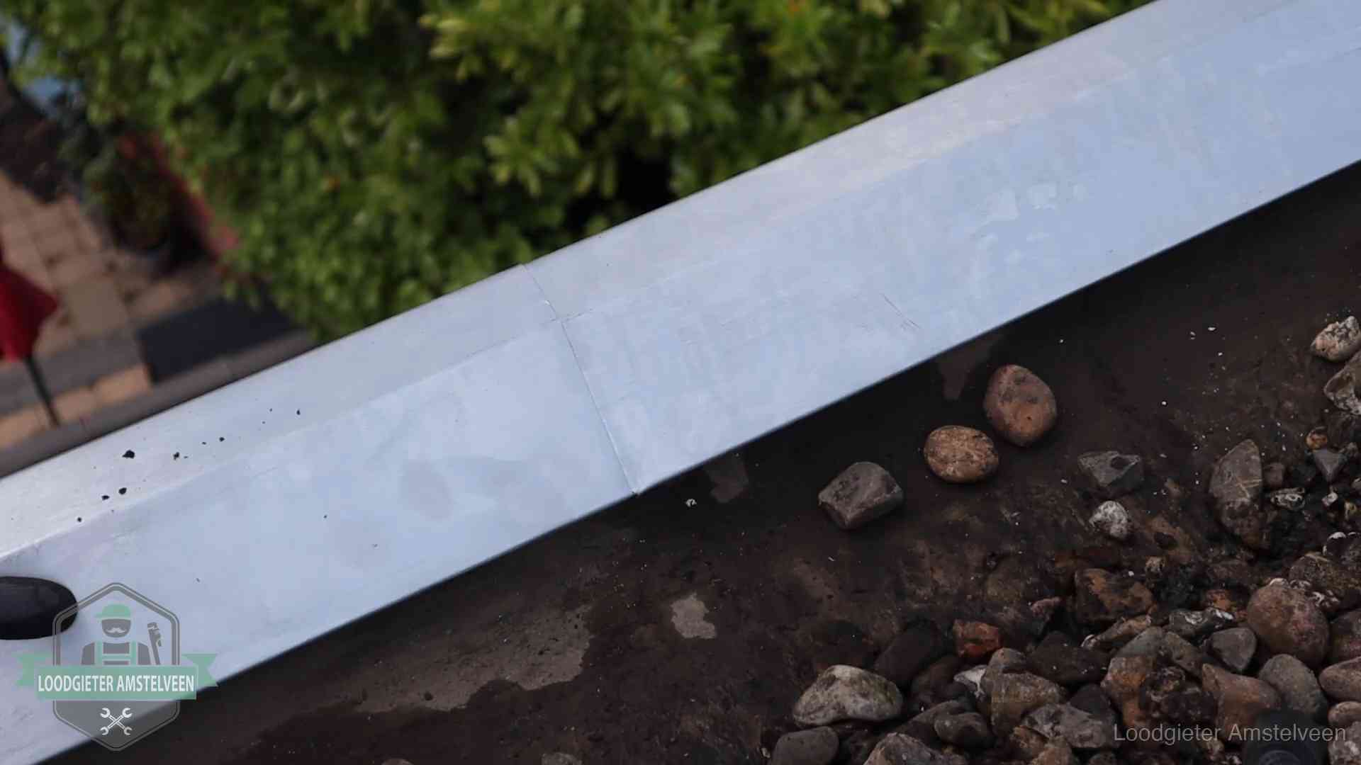 Strak gesoldeerd naaddetail in een zinken daktrim op een dak in Amstelveen